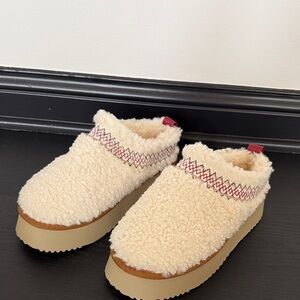 NWT Women's Cream Fleece Slippers with Patterned Trim